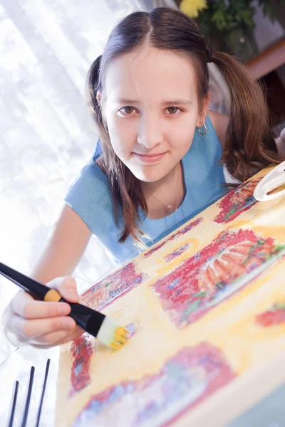 Positiva Internetanvändningen flicka målar hemma — Stockfoto