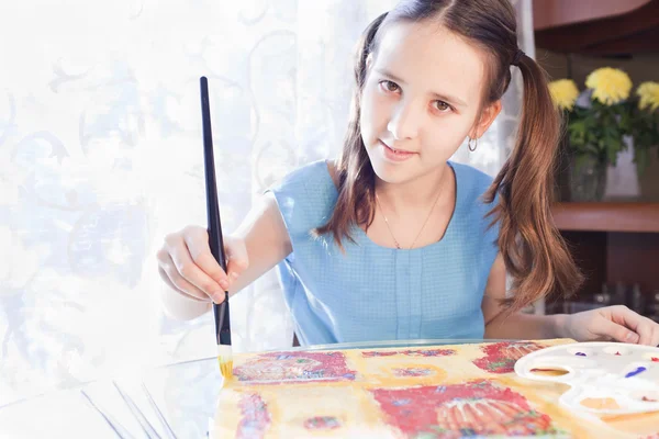 Positive schoold girl are painting at home — Stock Photo, Image