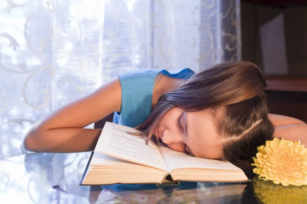 Positive Schulmädchen mit Buch zu Hause — Stockfoto