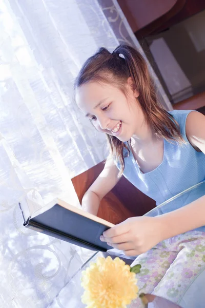 Позитивна дівчина з книгою вдома — стокове фото