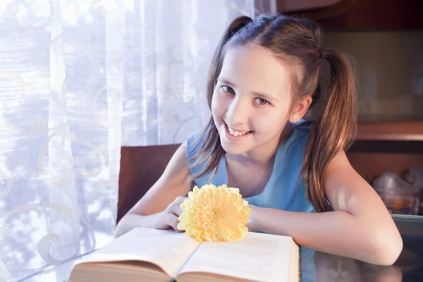 Pozytywne schoold dziewczyna z książki w domu — Zdjęcie stockowe
