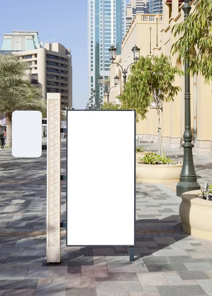 Lege witte bord op de stad straat — Stockfoto