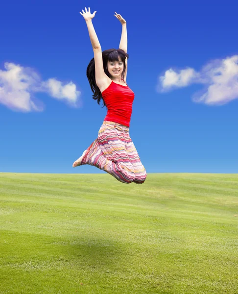 Giovane donna salto — Foto Stock