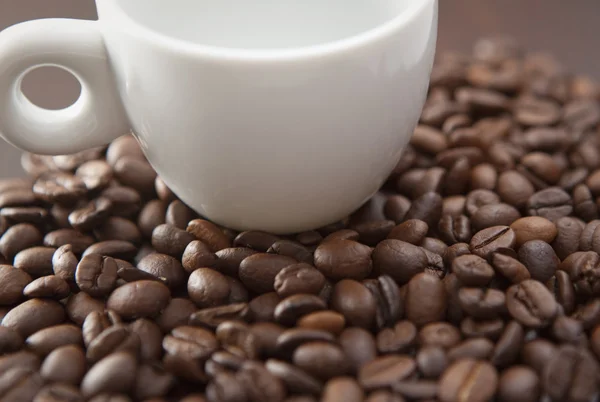 ถ้วยขาวกับถั่วกาแฟ — ภาพถ่ายสต็อก