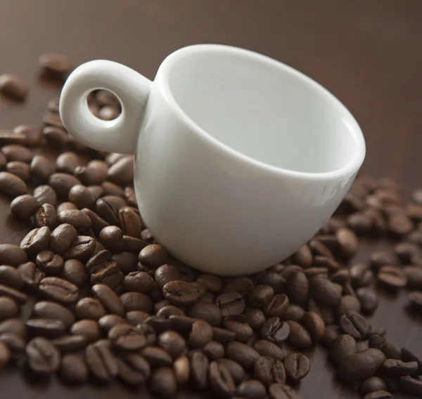 Bílý šálek s kávovými zrny — Stock fotografie