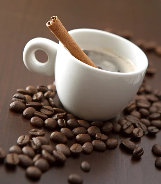 Tazza di caffè con cinnamone — Foto Stock
