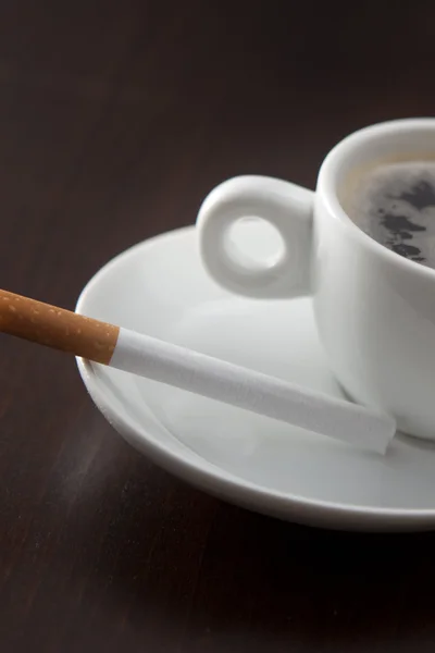 Чашка кави з цигаркою — стокове фото