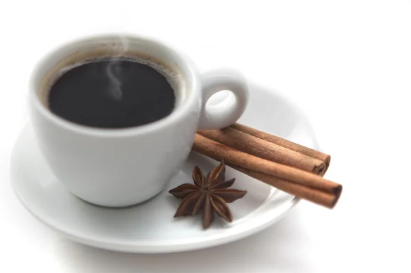 Kop warme koffie met chinnamon en anijs — Stockfoto