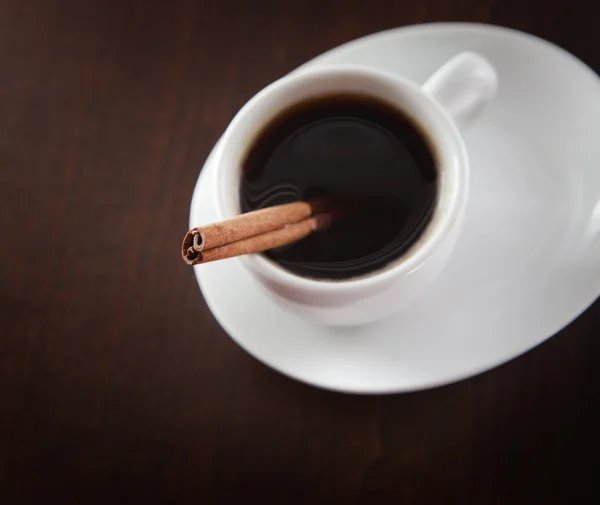 Чашка кави з хінамоном — стокове фото