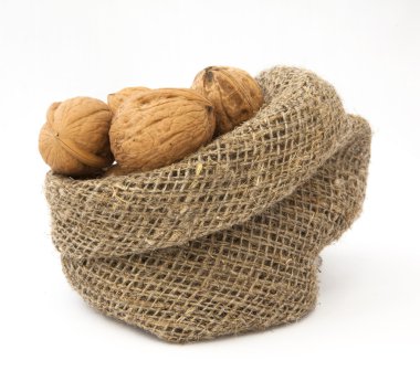 Walnut in het zakje van ruwe doek