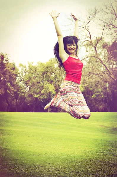 점프 하는 젊은 여자 — 스톡 사진