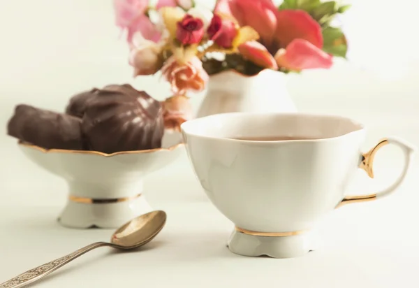 Tasse Tee mit Schokolade — Stockfoto