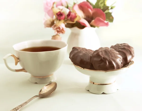 Xícara de chá com chocolate — Fotografia de Stock