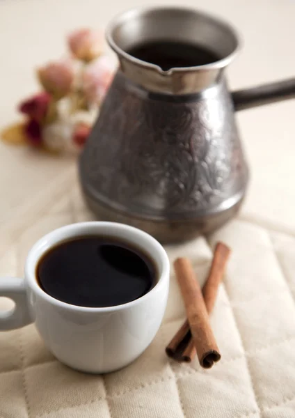 Kopje koffie met kaneel — Stockfoto