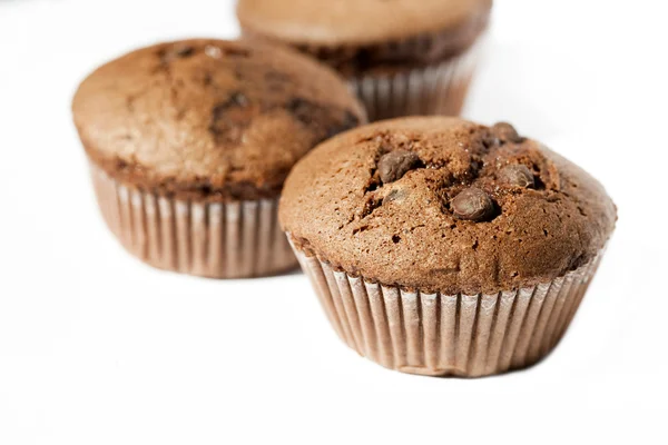 Muffin al cioccolato sullo sfondo bianco — Foto Stock