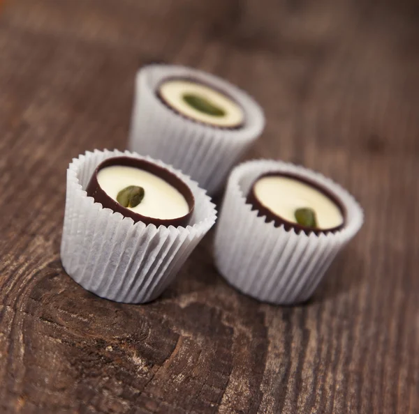 Csokoládés édességek és pisztácia — Stock Fotó