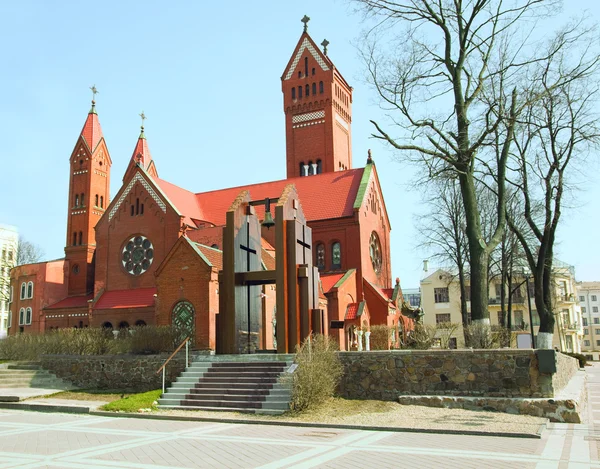 Katholieke kerk van de heiligen simon en helena. Red kerk in minsk, — Stockfoto