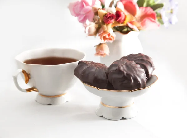 Cup of tea with chocolate marshmallow — Stok fotoğraf