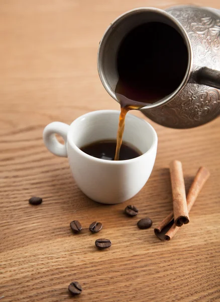 Verter el café en una taza blanca — Foto de Stock