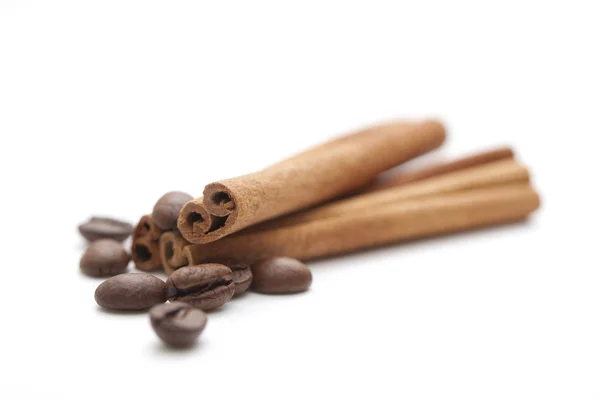Bâtonnets de cannelle avec grains de café — Photo