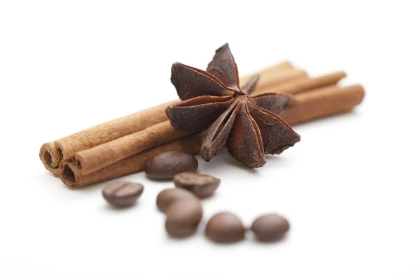 Varas de canela com anis estrela e grãos de café — Fotografia de Stock