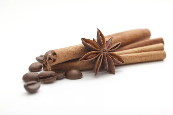 Коричные палочки с анисовой звездой и кофейными зёрнами — стоковое фото