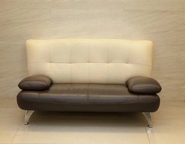 Sofá de couro marrom — Fotografia de Stock