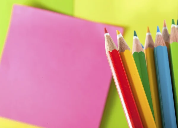Kleur potloden en postit voor herinnering — Stockfoto