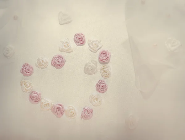 Fundo do casamento com rosas e sinal de coração — Fotografia de Stock