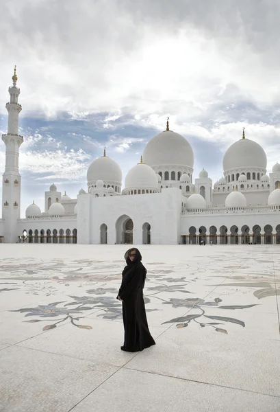 Mujer en la mezquita Sheikh Zayed en Abu Dhabi —  Fotos de Stock