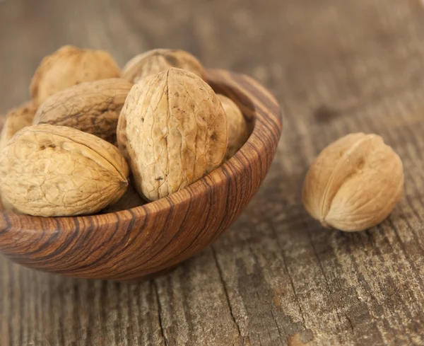 Vlašské ořechy v desce — Stock fotografie