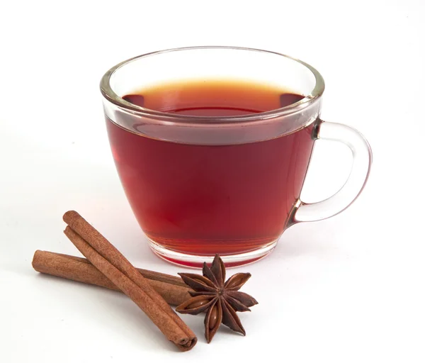 Чашка чая с анисовой звездой и корицей — стоковое фото