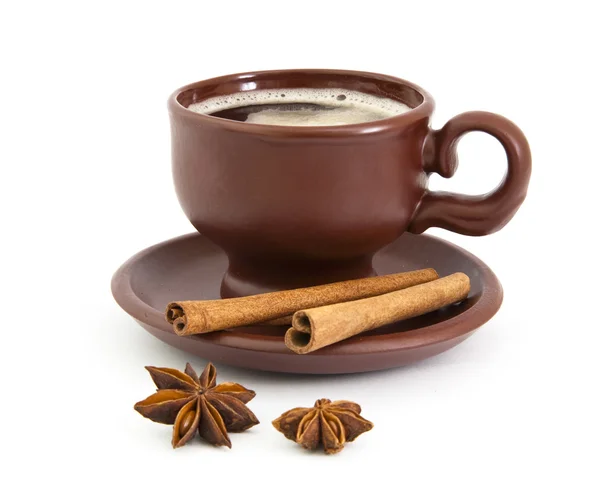 Kopje koffie met anijs ster en kaneel — Stockfoto