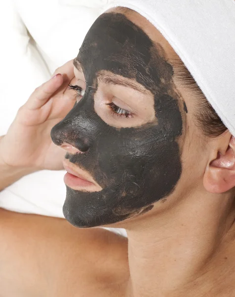 Diepzee modder masker behandeling op de vrouw gezicht — Stockfoto