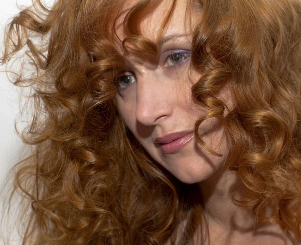 Kızıl saçlı bir kadın. portre — Stok fotoğraf