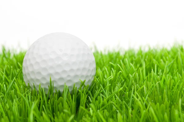 Pelota de golf en hierba —  Fotos de Stock