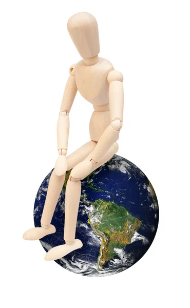 Деревянная кукла на глобусе — стоковое фото