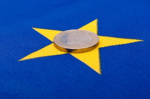 Moneta in euro sulla bandiera dell'UE — Foto Stock