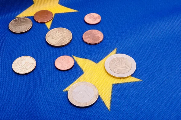 Eu の旗上のユーロ硬貨 — ストック写真