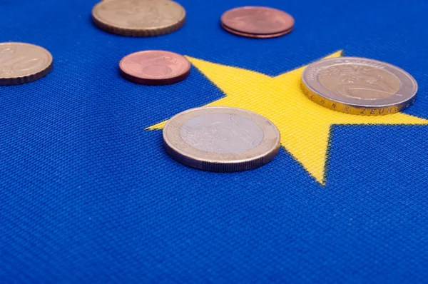 Monedas en euros en la bandera de la UE — Foto de Stock