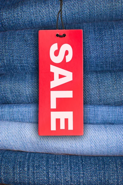 Jeans avec étiquette de vente — Photo