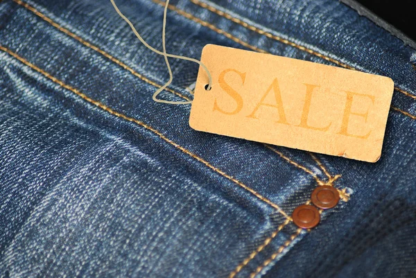 Jeans avec étiquette de vente — Photo