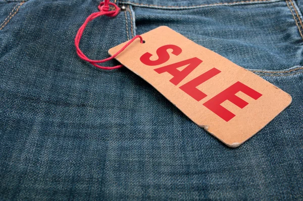 Jeans mit Sale-Tag — Stockfoto