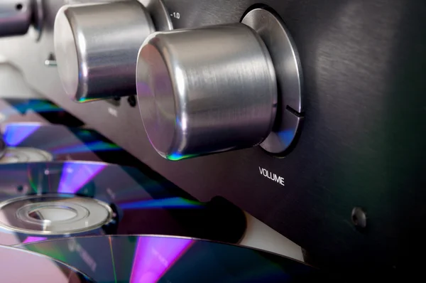 Amplifikatör ve kompakt diskler — Stok fotoğraf