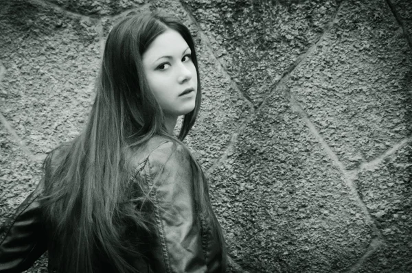 Retrato de la joven en una chaqueta de cuero — Foto de Stock