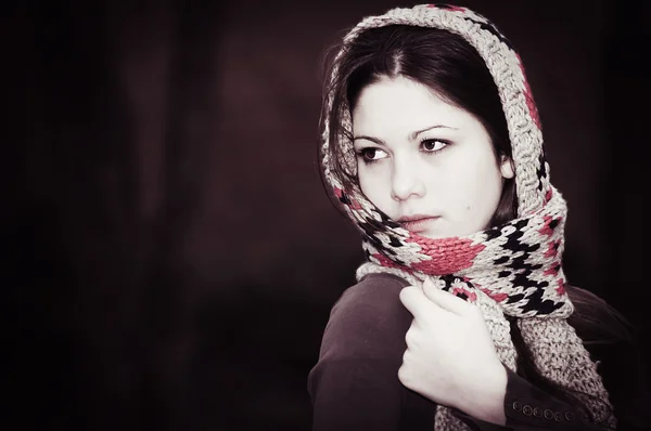 Женщина в вязаном шарфе — стоковое фото