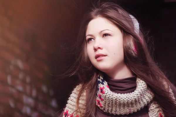 Молодая красивая женщина в шарфе — стоковое фото