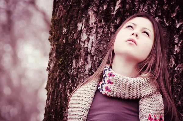 木の近くの若い女性 — ストック写真