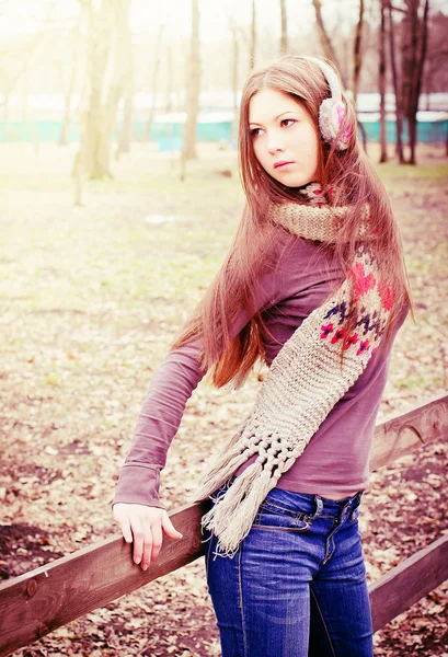 Bir çitin üstünde genç kadın — Stok fotoğraf
