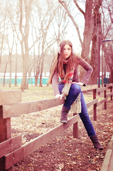 Mladá žena na plot — Stock fotografie